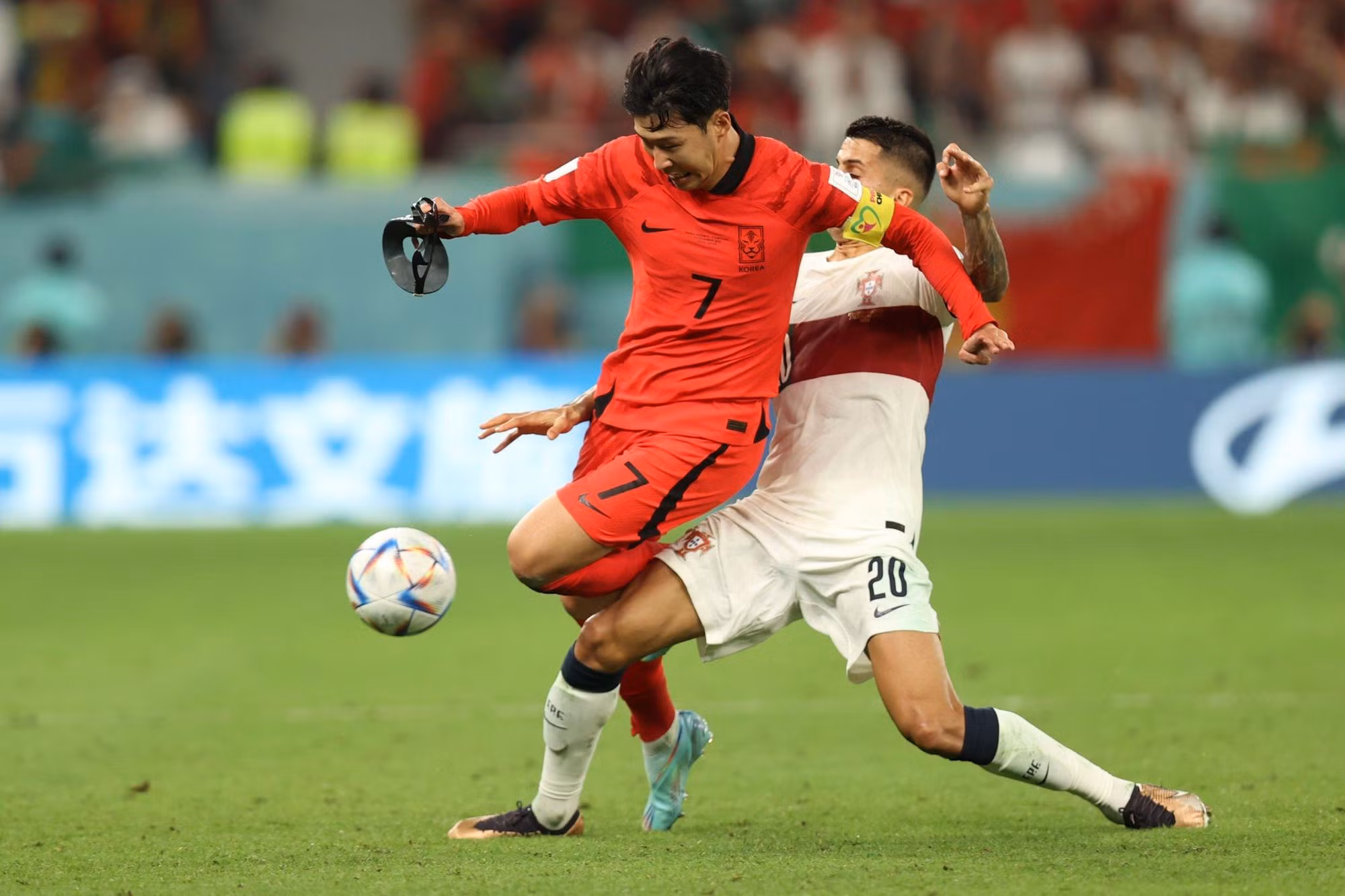 Son Heung-min đã tháo mặt nạ bảo vệ.