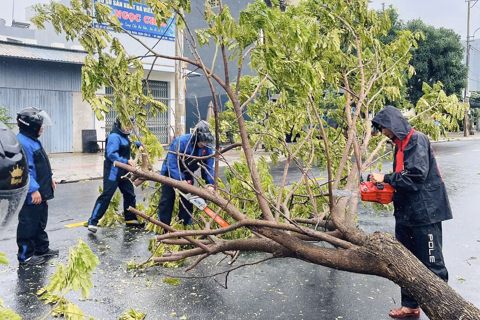 Trước đó, Đội SOS Đà Nẵng tích cực hỗ trợ lực lượng chức năng và người dân Đà Nẵng khắc phục hậu quả của bão Trà Mi