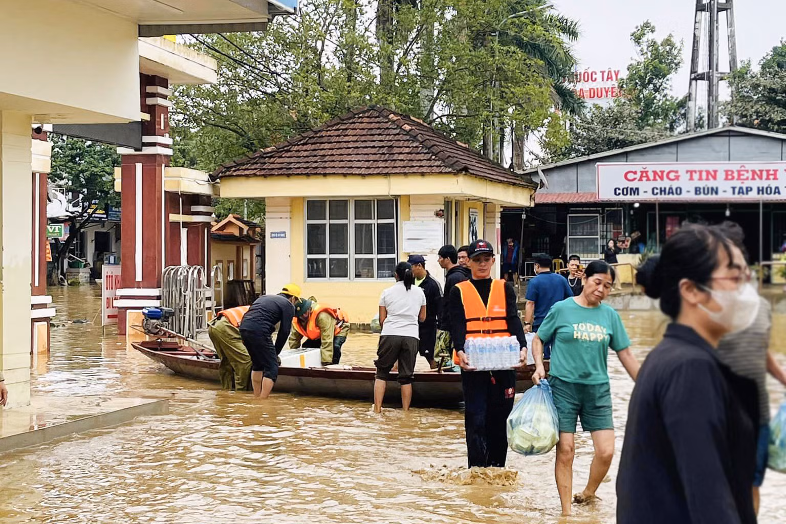 Vận chuyển các suất ăn, nước sạch và nhu yếu phẩm hỗ trợ bệnh nhân ở bệnh viện bị cô lập