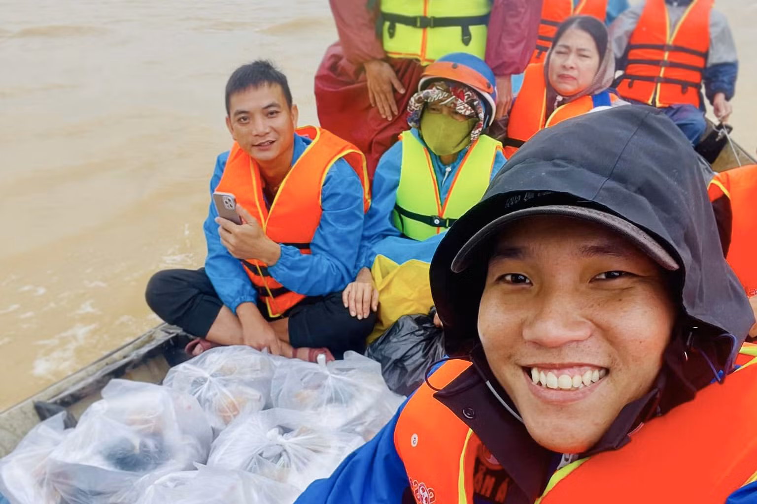 Các thành viên nhiều ngày dầm mưa, lênh đênh trên nước xiết để cứu hộ.