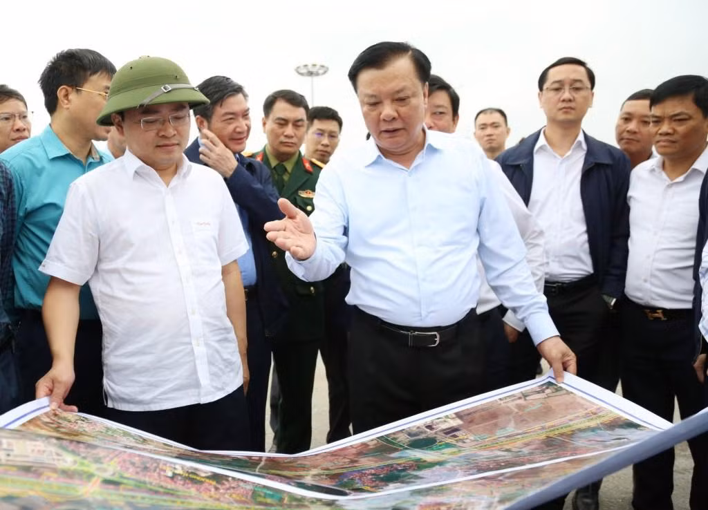 Liên tiếp trong 2 ngày 24, 25/11/2022, Bí thư Thành uỷ Hà Nội Đinh Tiến Dũng - Trưởng Ban chỉ đạo đầu tư xây dựng dự án đường Vành đai 4 – Vùng Thủ đô Hà Nội đi thị sát, đốc thúc tiến độ thực hiện dự án Vành đai 4 tại một số huyện trên địa bàn Hà Nội, tại một số vị trí ở hai tỉnh Hưng Yên, Bắc Ninh. Ảnh: PV