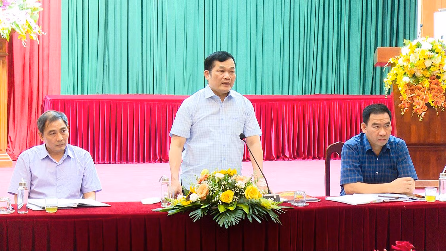 Ảnh 1: Ông Nguyễn Tiến Minh, Thành uỷ viên, Bí thư Huyện uỷ Thường Tín phát biểu chỉ đạo tại hội nghị triển khai nhiệm vụ giải phóng mặt bằng đường Vành đai 4. Ảnh 2: Công khai Bản đồ quy hoạch đường Vành đai 4 tại xã Hồng Vân (Nguồn: Cổng TTĐT huyện Thường Tín)