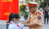 Hà Nội: CSGT có mặt ở cổng trường từ sớm phân luồng, phát tờ rơi tuyên truyền an toàn giao thông