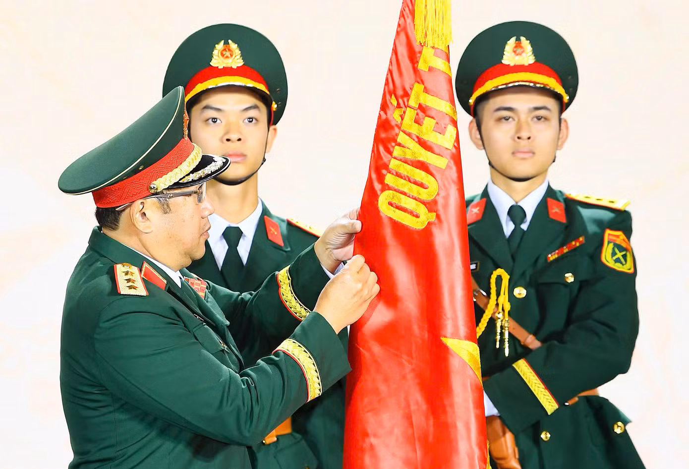 thuong-tuong-pham-hoai-nam-uy-vien-trung-uong-dang-uy-vien-thuong-vu-quan-uy-trung-uong-thu-truong-bo-quoc-phong-trao-danh-hieu-anh-hung-luc-luong-vu-trang-nhan-dan-cho-tct-cong-nghi.jpg