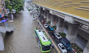 Hà Nội: Cận cảnh hàng ngàn phương tiện "bơi" trên đường