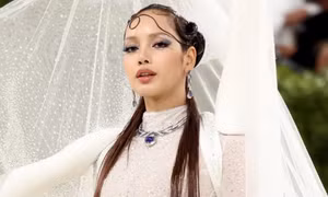 Bộ váy siêu thực của Lisa (BlackPink) gây tranh cãi