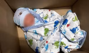 Bé sơ sinh bị bỏ rơi giữa đêm