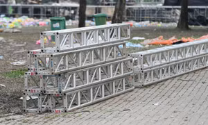 Khẩn trương dọn rác sau concert Những thành phố mơ màng