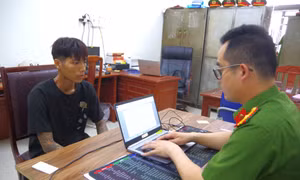 Vào cửa hàng cướp 40 điện thoại, ép bà bầu chuyển tiền qua tài khoản