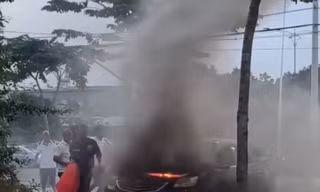 CLIP: Ô tô bất ngờ bốc cháy trên vỉa hè TPHCM
