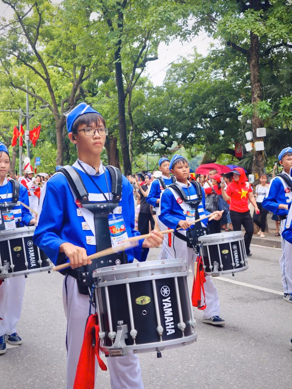 Đoàn nhạc kèn học sinh Trường THCS Võ Thành Trang biểu diễn trống trên phố đi bộ hồ Hoàn Kiếm
