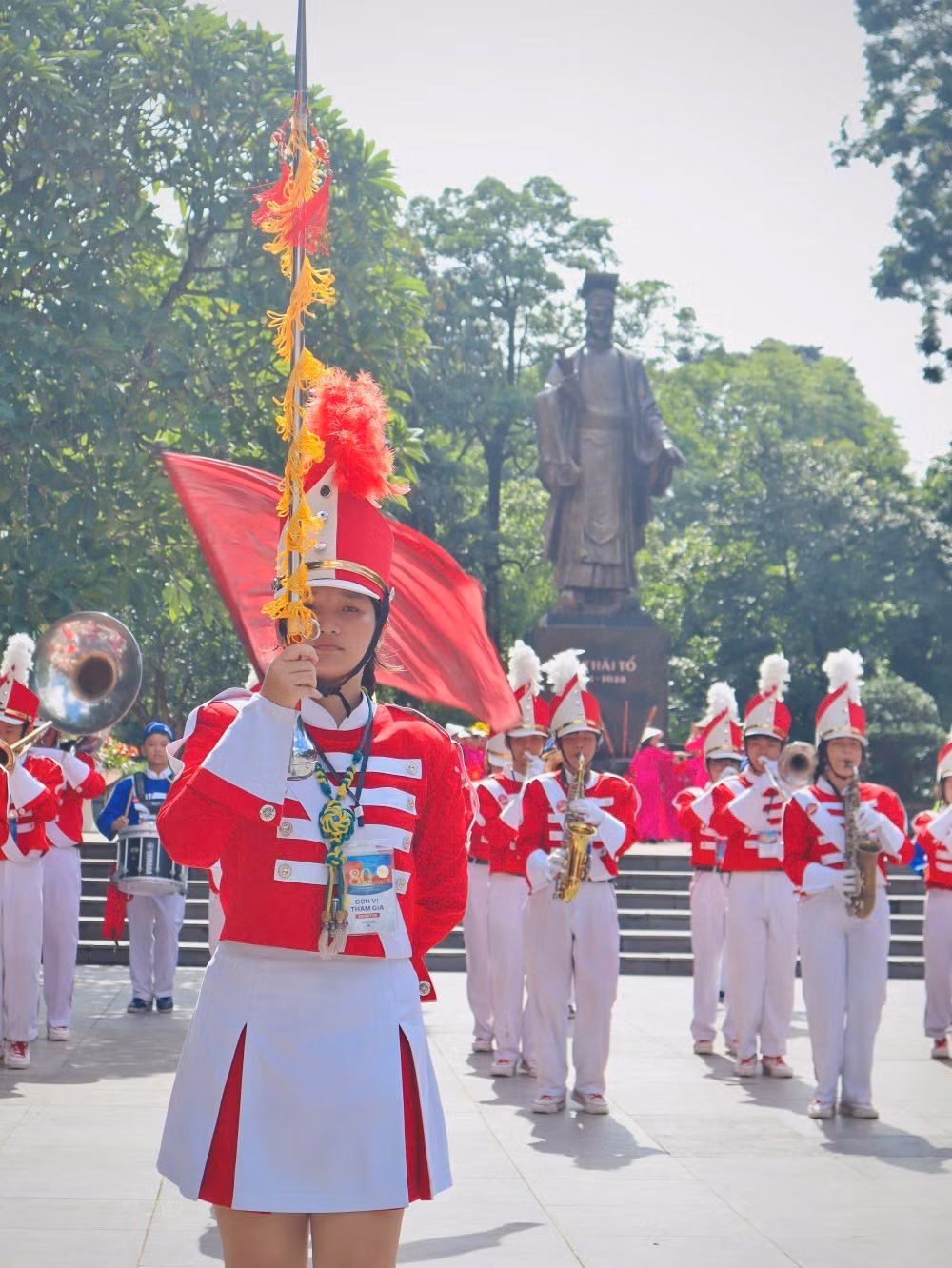 Đoàn nhạc kèn học sinh Trường THCS Võ Thành Trang biểu diễn trước Tượng đài Vua Lý Thái Tổ