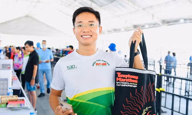Runner - Nhà báo Ngô Công Quang nhận racekit tại Giải Vô địch quốc gia Marathon và cự ly dài báo Tiền Phong ở Phú Yên.