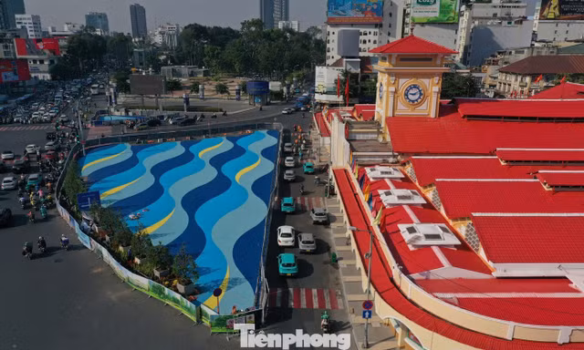 Sẵn sàng thay đổi màu sơn ở chợ Bến Thành, Hồ Con Rùa