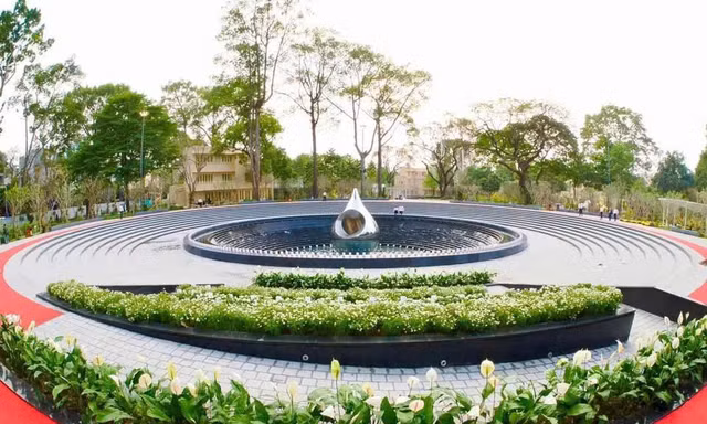 Tận thấy tượng đài Giọt Nước trong Công viên tưởng niệm nạn nhân COVID-19