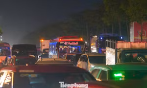 Nửa đêm, Đông Anh kẹt cứng