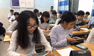 16 trường ở TPHCM có thể cấm học sinh sử dụng điện thoại giờ ra chơi từ tháng 10