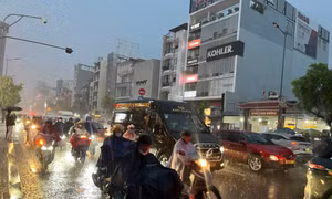 Mưa như trút nước, người dân TPHCM chật vật trên đường về nhà