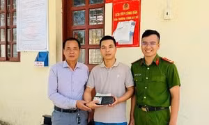 Nhặt được 18 triệu đồng, người đàn ông giao lại công an nhờ tìm người đánh rơi