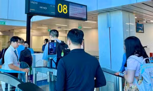 Đi máy bay bằng VNeID và kiosks: Thông thoáng, nhẹ tênh