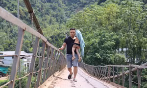 Thót tim cảnh người dân đi lại trên cầu treo xiêu vẹo như sắp rơi