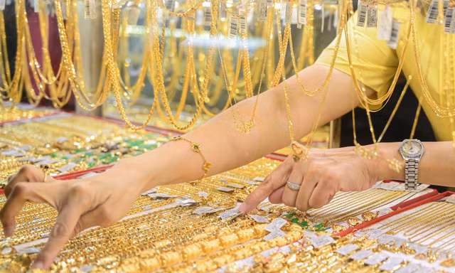 Giá vàng lao dốc mạnh, có nên xuống tiền mua lúc này?