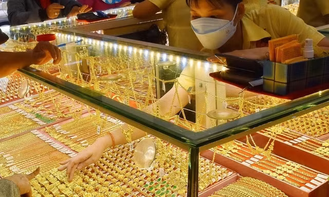 Giá vàng, bạc tăng cao do đâu?