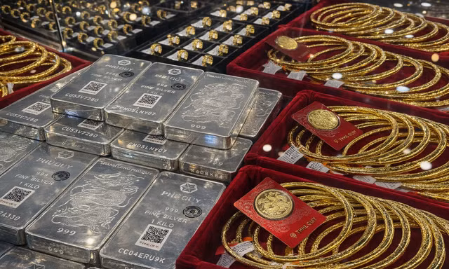 Giá vàng giảm mạnh, bạc neo cao