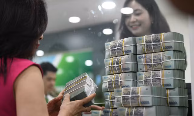 Lãi suất huy động vượt 9%/năm, Ngân hàng Nhà nước lập tức bơm thanh khoản