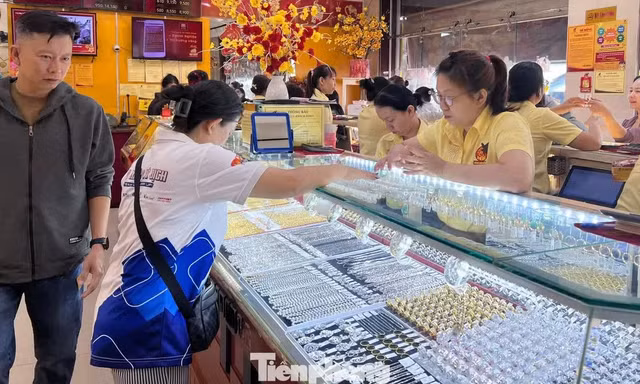 Nhà vàng bị 'sờ gáy': Bảo Tín Mạnh Hải, Mi Hồng làm ăn ra sao?