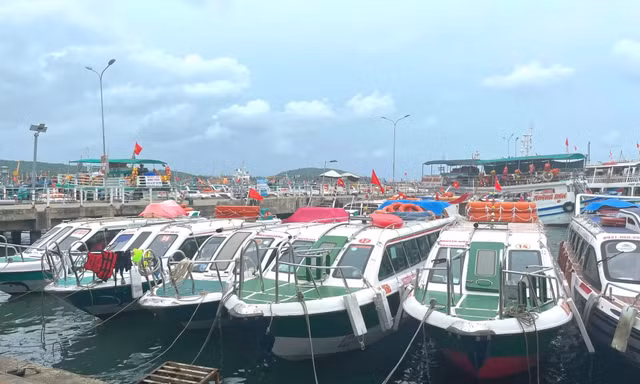 Vụ lật ca nô 15 người tử vong: Vì sao phương tiện thiết kế kín mít? 