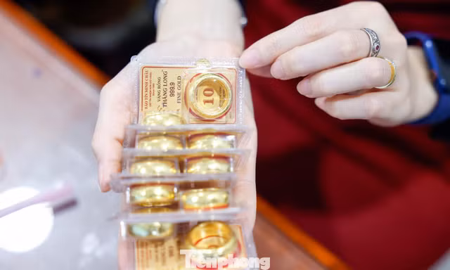 Vì sao giá vàng thế giới giảm, trong nước tăng? 