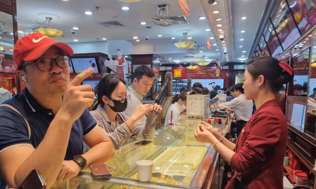 Giá vàng bất ngờ tăng