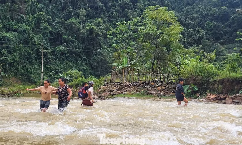 Bất chấp mưa lũ, sạt lở phụ huynh vẫn cõng con vượt suối đến trường