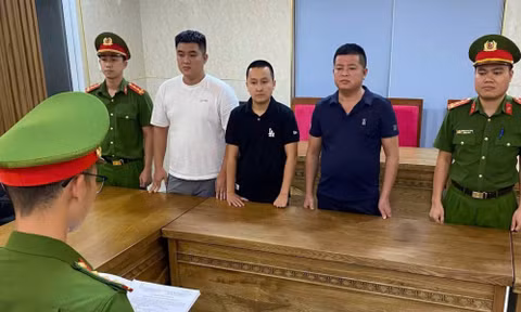 Việc đồng loạt khởi tố các bị can được xem là bước đi quan trọng trong quá trình bóc gỡ các mắt xích hỗ trợ cho hoạt động lừa đảo xuyên quốc gia. (Ảnh: CAĐN)