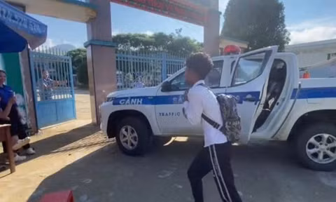 Em Hiêng đã được CSGT đưa đến điểm thi an toàn và có mặt đúng giờ theo quy định