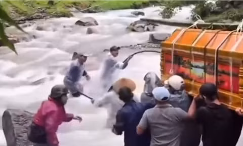 Nghẹn lòng cảnh khiêng quan tài vượt lũ ở Đà Nẵng