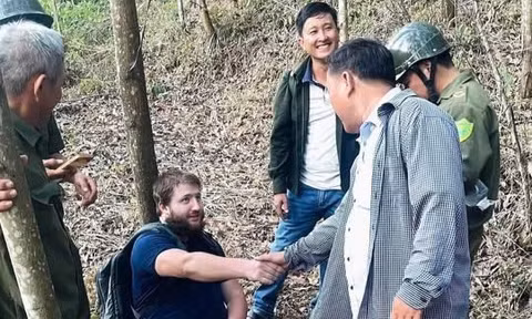Cứu hộ du khách Đức bị gãy chân khi phượt một mình trên núi ở Đà Nẵng