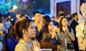 Biển người đi lễ Phủ Tây Hồ ngay thời khắc chuyển giao năm mới