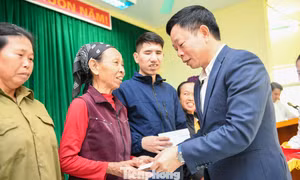Quỹ Thiện Tâm phối hợp cùng Báo Tiền Phong trao 300 suất quà Tết tại Hà Nội