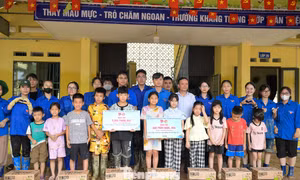 Trung ương Đoàn hỗ trợ hơn 2,4 tỉ đồng cho học sinh, thanh niên vùng lũ Thái Nguyên