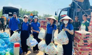 Đoàn viên nấu cơm, vận chuyển nhu yếu phẩm đến người dân vùng ngập Trung Giã