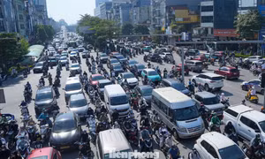 Hà Nội sáng đầu tiên sau nghỉ lễ: 'Đi hơn một tiếng vẫn chưa qua được nút giao'
