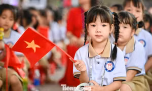Khai giảng ở xã đảo duy nhất Hà Nội, học sinh không còn phải qua sông đến trường