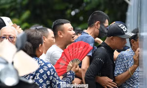 Chen chân xếp hàng mua vé Việt Nam vs Malaysia, ‘phe vé’ ế khách