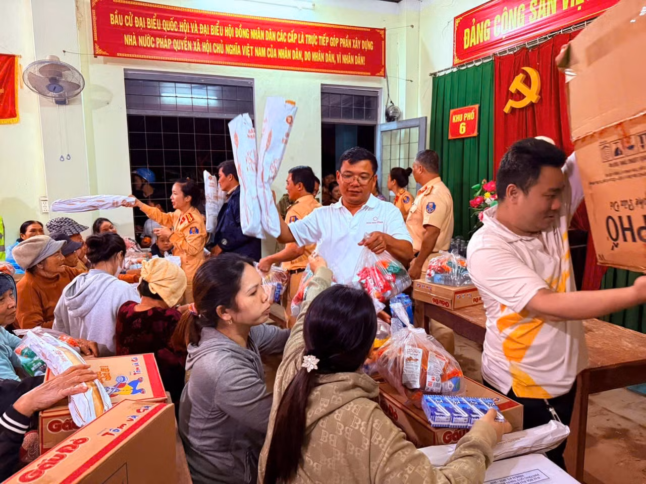 tap-doan-hoa-sen-ho-tro-mien-trung-6.jpg
