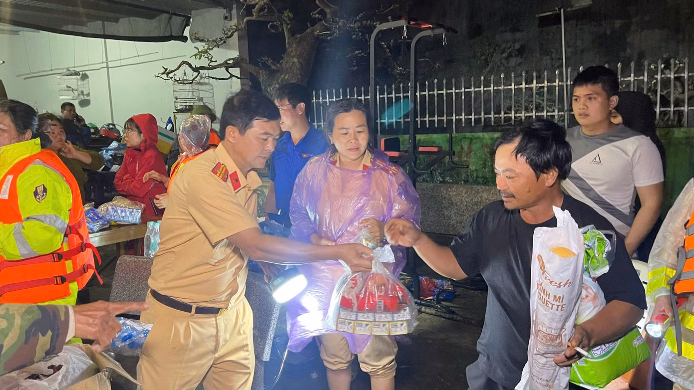 tap-doan-hoa-sen-ho-tro-mien-trung-4.jpg
