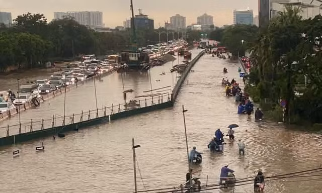 Hà Nội lý giải nguyên nhân khu vực Long Biên ngập sau trận mưa lớn 