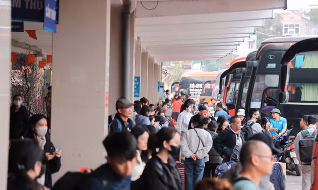 Bến xe Hà Nội đông nghịt hành khách chiều 26 tháng Chạp