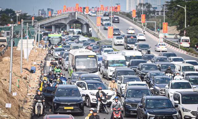 Hà Nội sáng 27 Tết: Dòng người nhích từng mét rời cửa ngõ Thủ đô